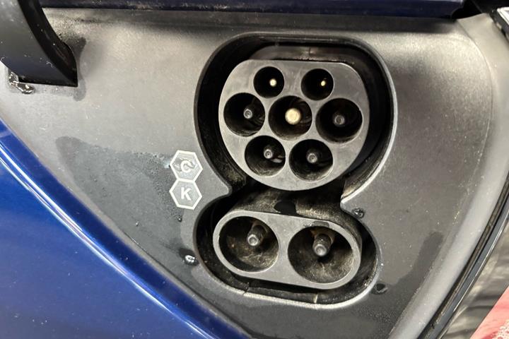 Blå Tesla Model Y fra 2021