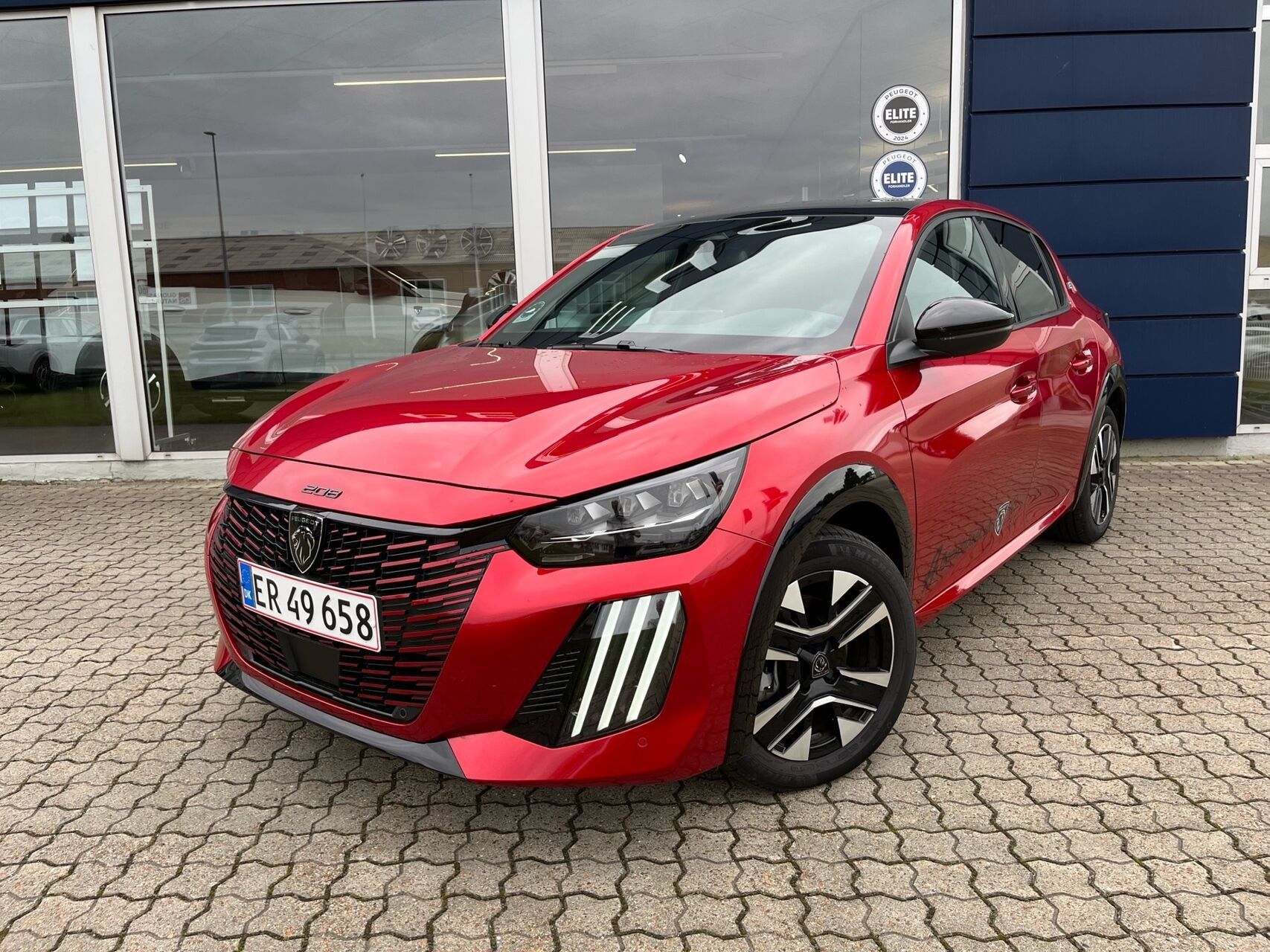 Rød Peugeot e-208 fra 2026