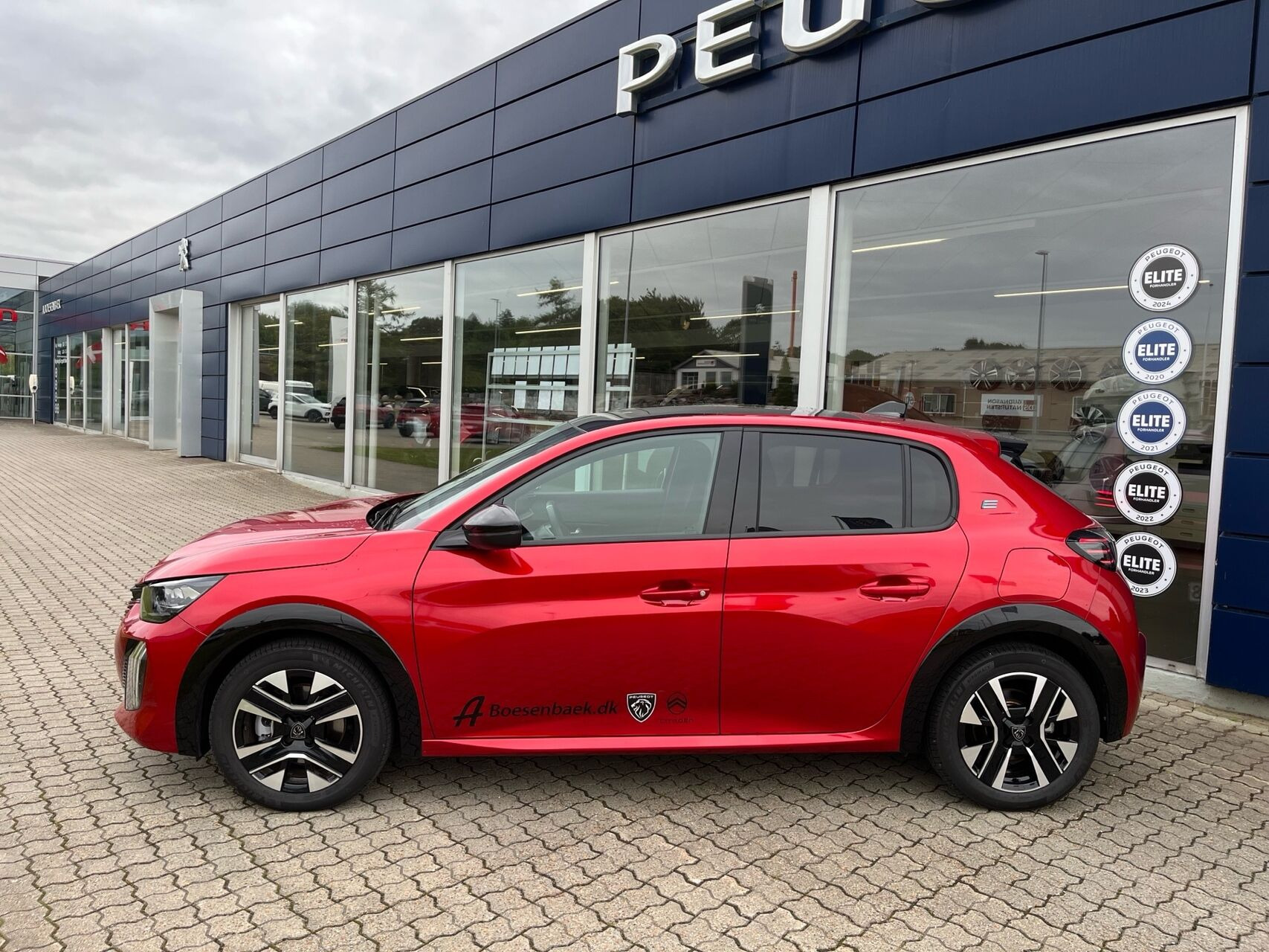 Rød Peugeot e-208 fra 2026