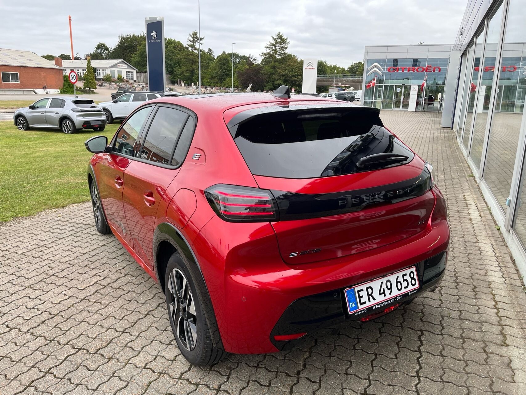 Rød Peugeot e-208 fra 2026