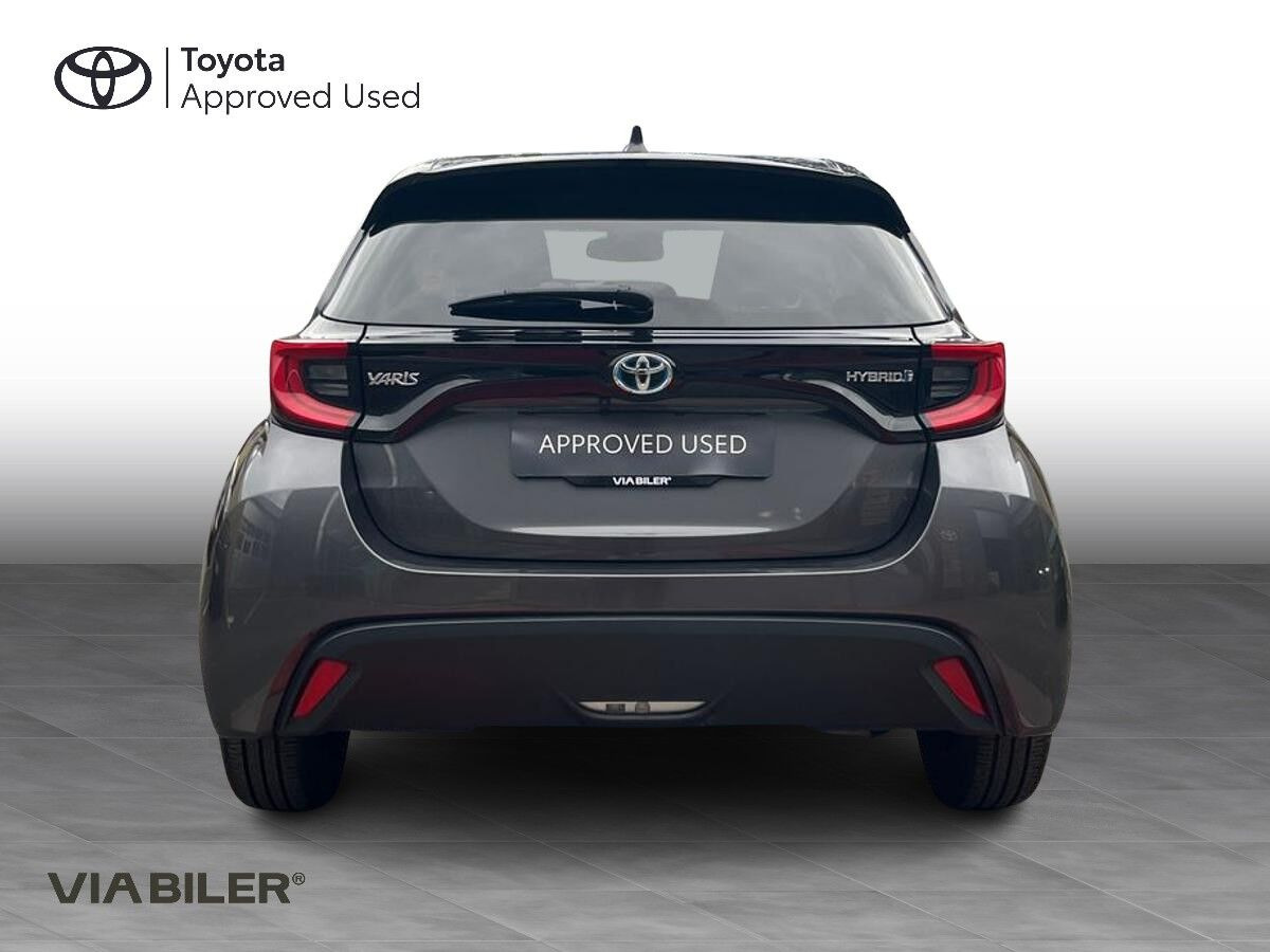 Sort Toyota Yaris fra 2021