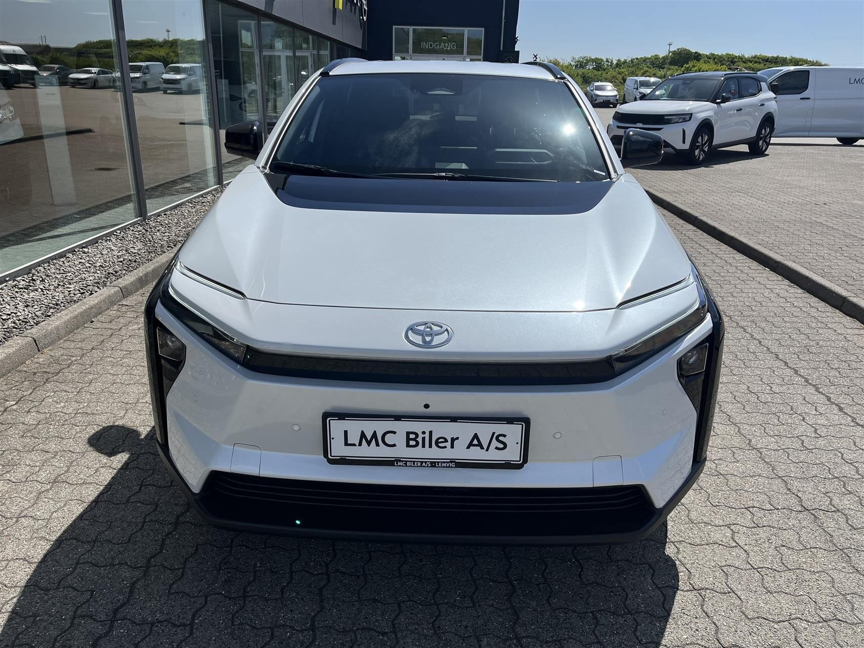 Hvid Toyota BZ4X fra 2026