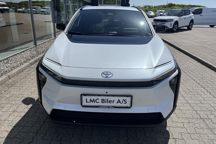 Hvid Toyota BZ4X fra 2026