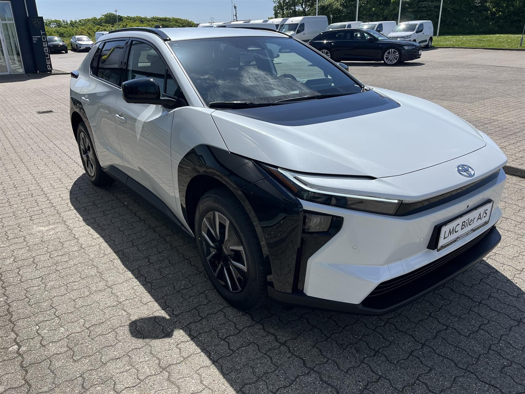Hvid Toyota BZ4X fra 2026
