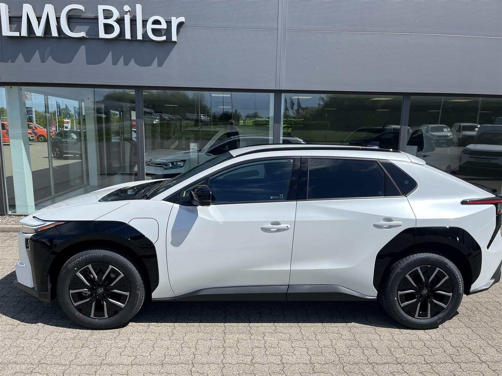 Hvid Toyota BZ4X fra 2026