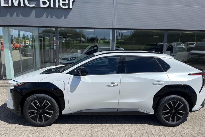Hvid Toyota BZ4X fra 2026