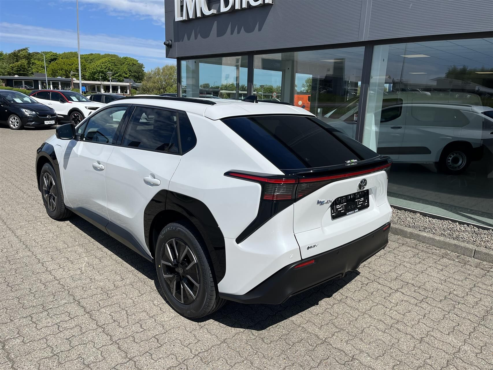 Hvid Toyota BZ4X fra 2026