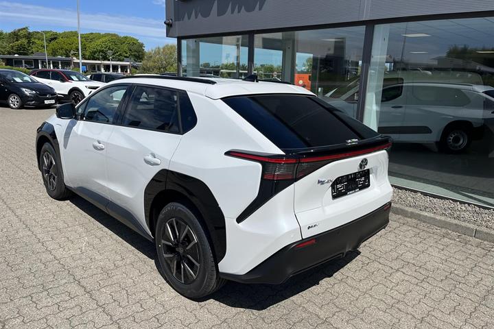 Hvid Toyota BZ4X fra 2026