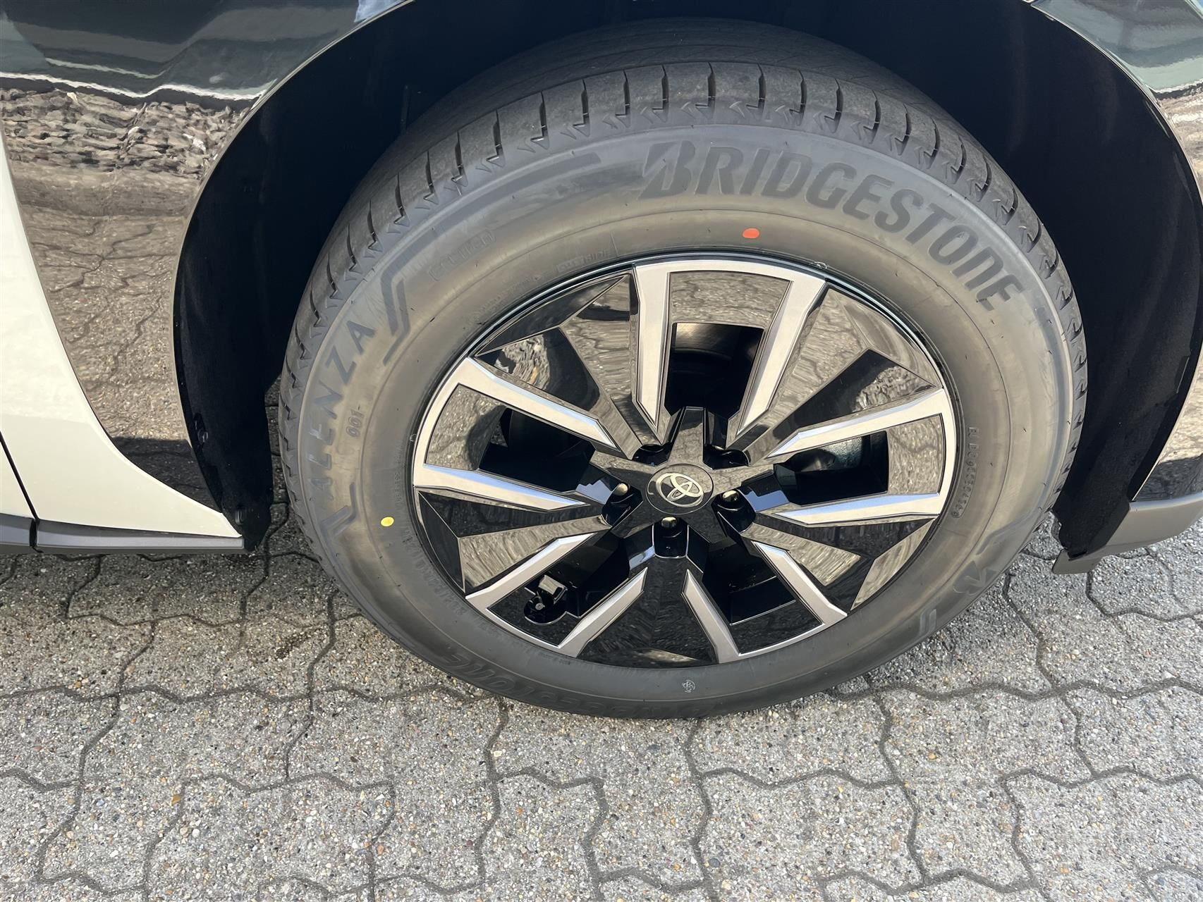 Hvid Toyota BZ4X fra 2026