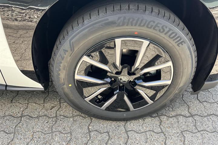 Hvid Toyota BZ4X fra 2026