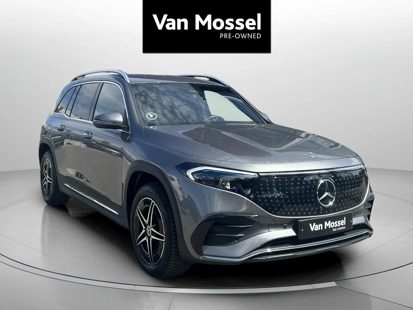 Grå Mercedes EQB 250+ fra 2025