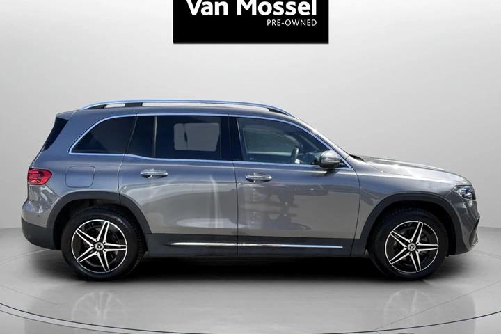 Grå Mercedes EQB 250+ fra 2025