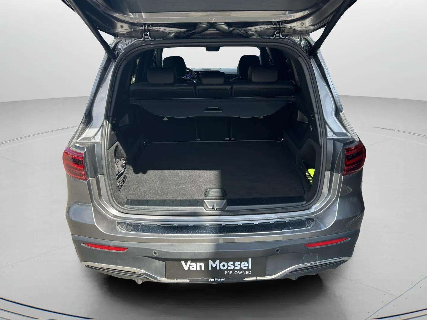 Grå Mercedes EQB 250+ fra 2025