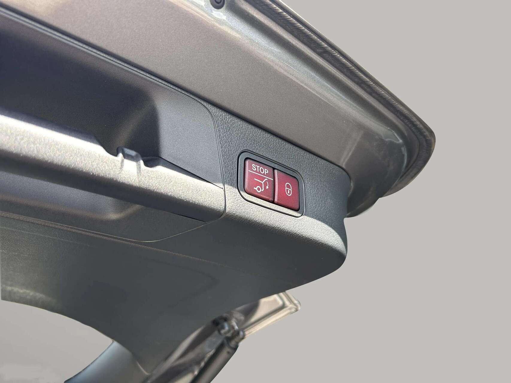 Grå Mercedes EQB 250+ fra 2025