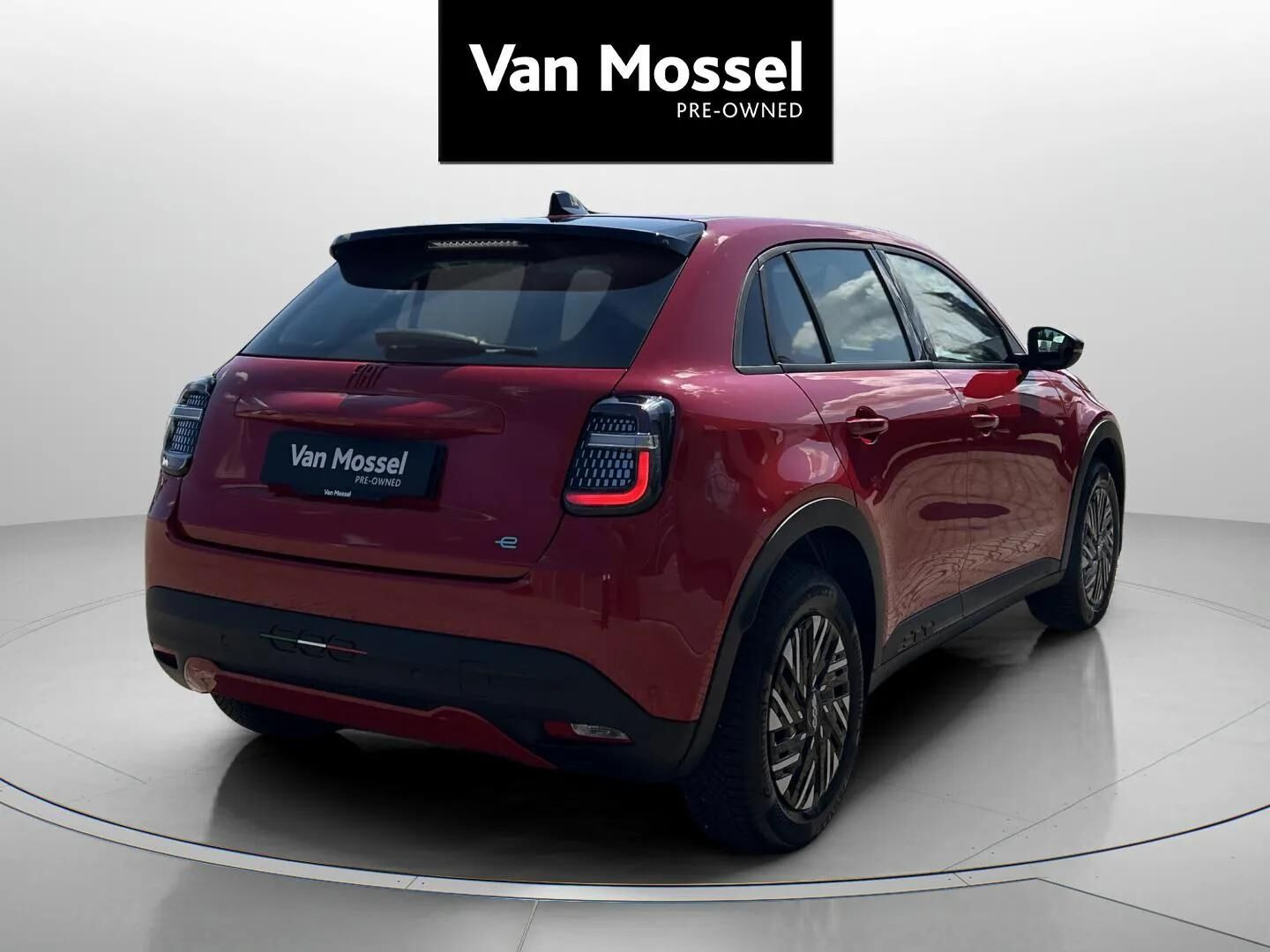 Rød Fiat 600e fra 2023