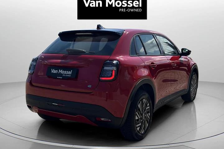 Rød Fiat 600e fra 2023