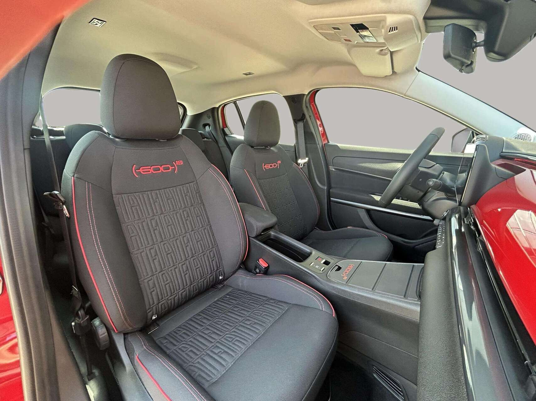 Rød Fiat 600e fra 2023