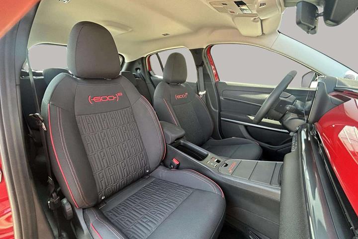 Rød Fiat 600e fra 2023
