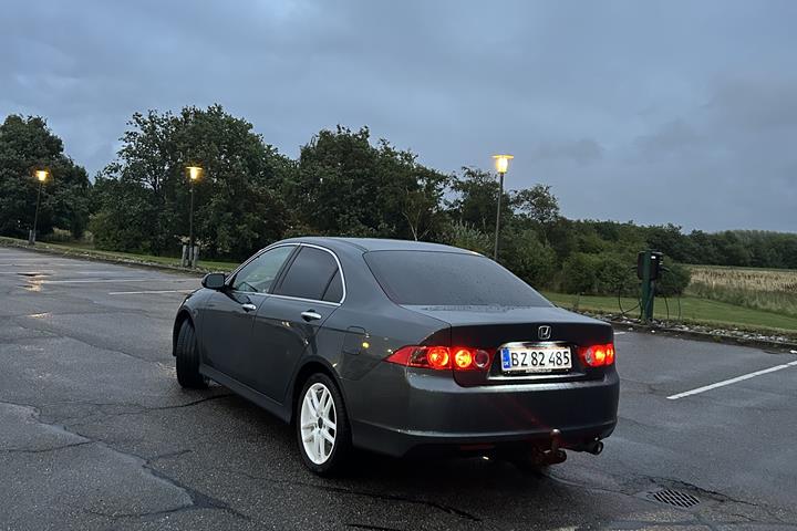 Blå Honda Accord fra 2008