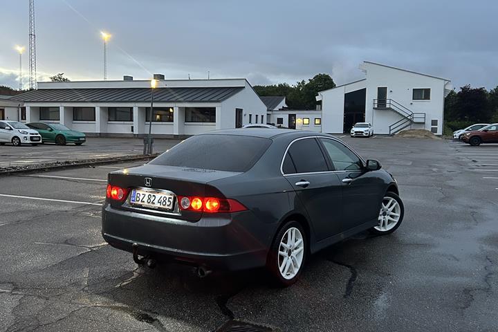 Blå Honda Accord fra 2008
