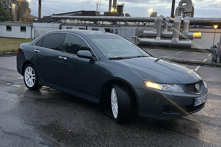 Blå Honda Accord fra 2008