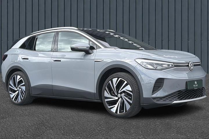 Grå VW ID.4 fra 2023 set udefra