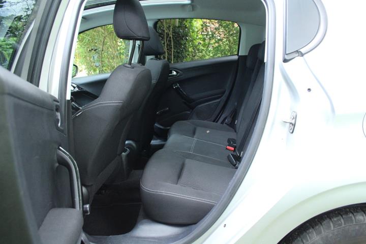 Sølv Peugeot 208 fra 2016