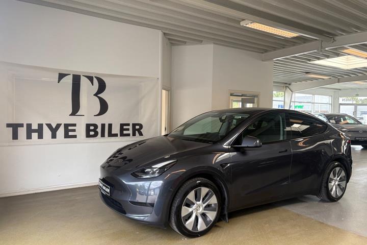 Grå Tesla Model Y fra 2023 set udefra