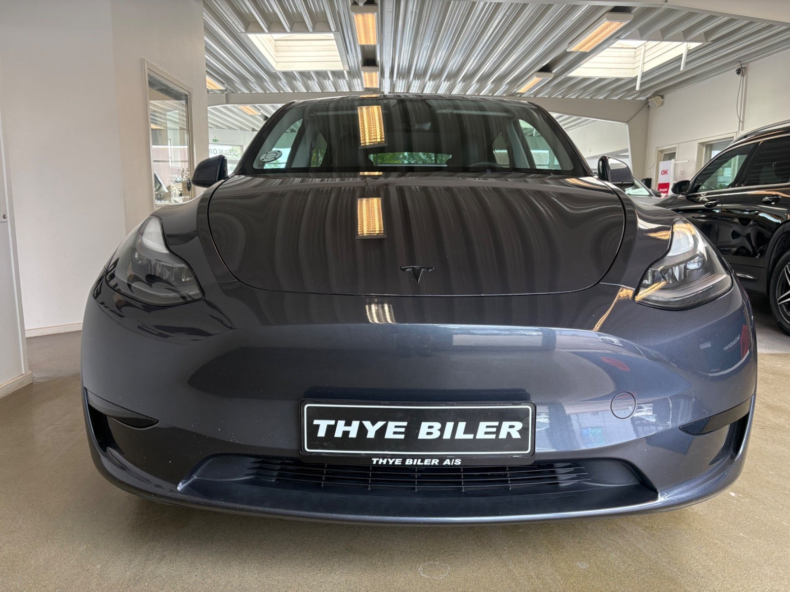 Grå Tesla Model Y fra 2023