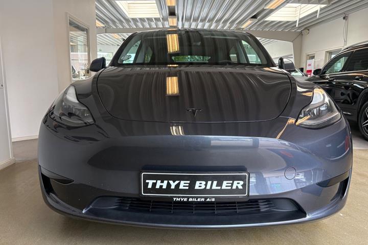 Grå Tesla Model Y fra 2023