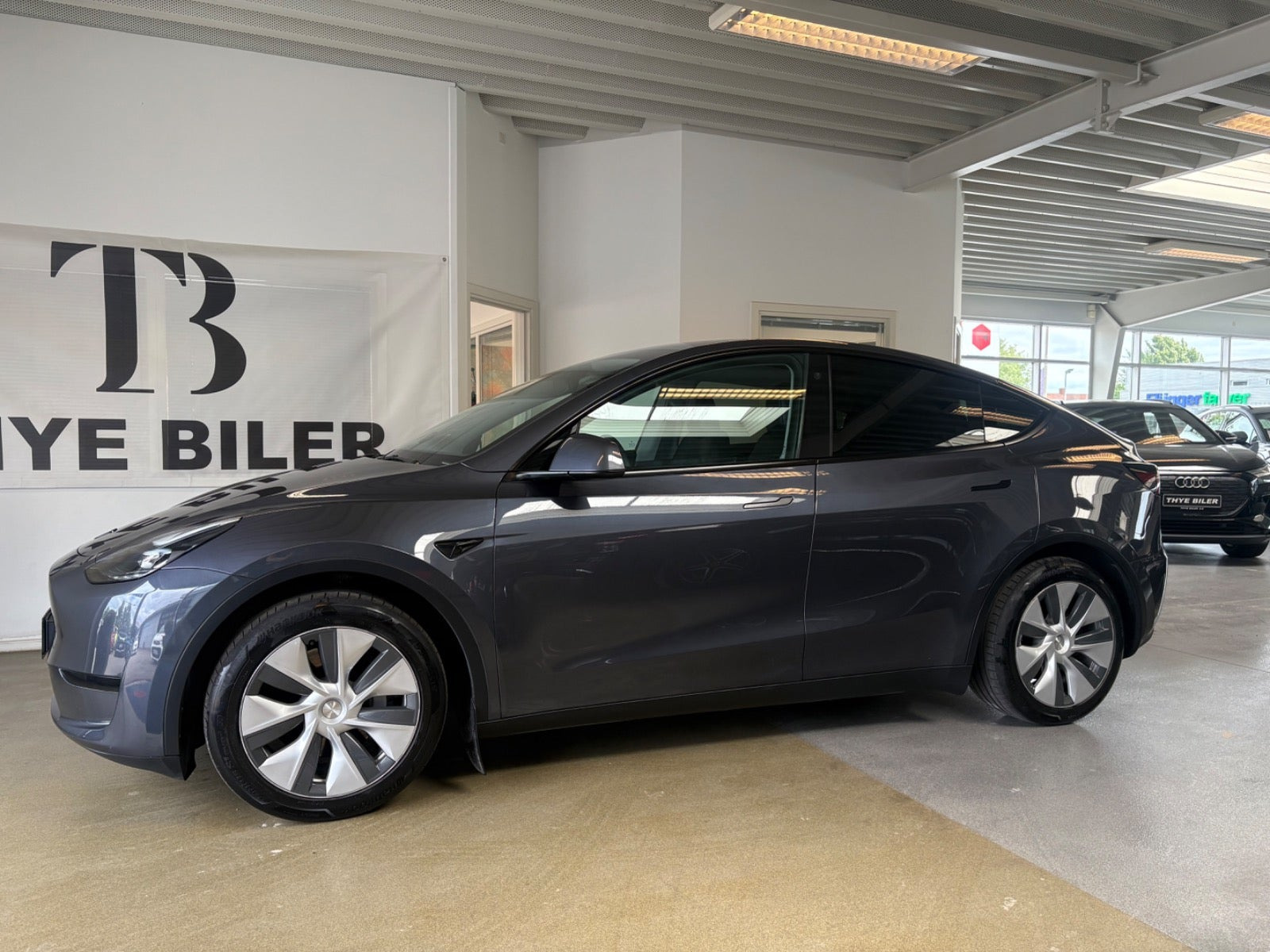 Grå Tesla Model Y fra 2023