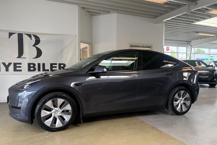 Grå Tesla Model Y fra 2023