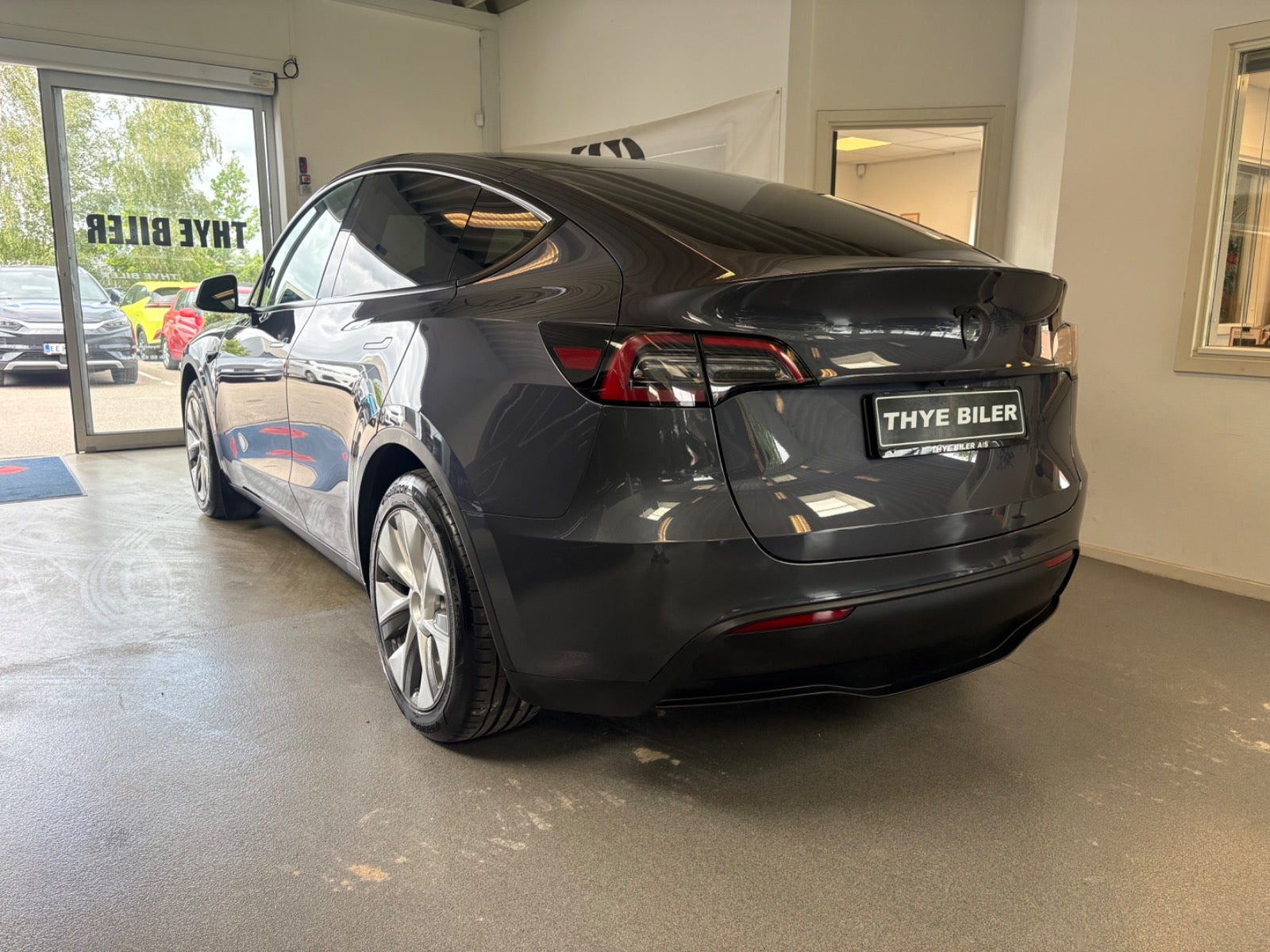 Grå Tesla Model Y fra 2023