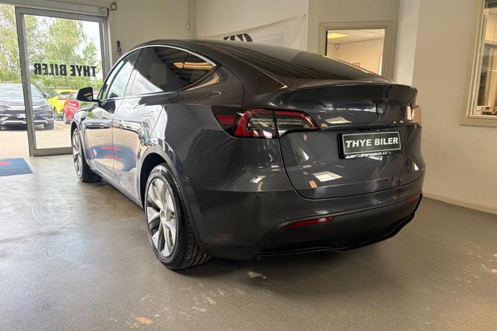 Grå Tesla Model Y fra 2023