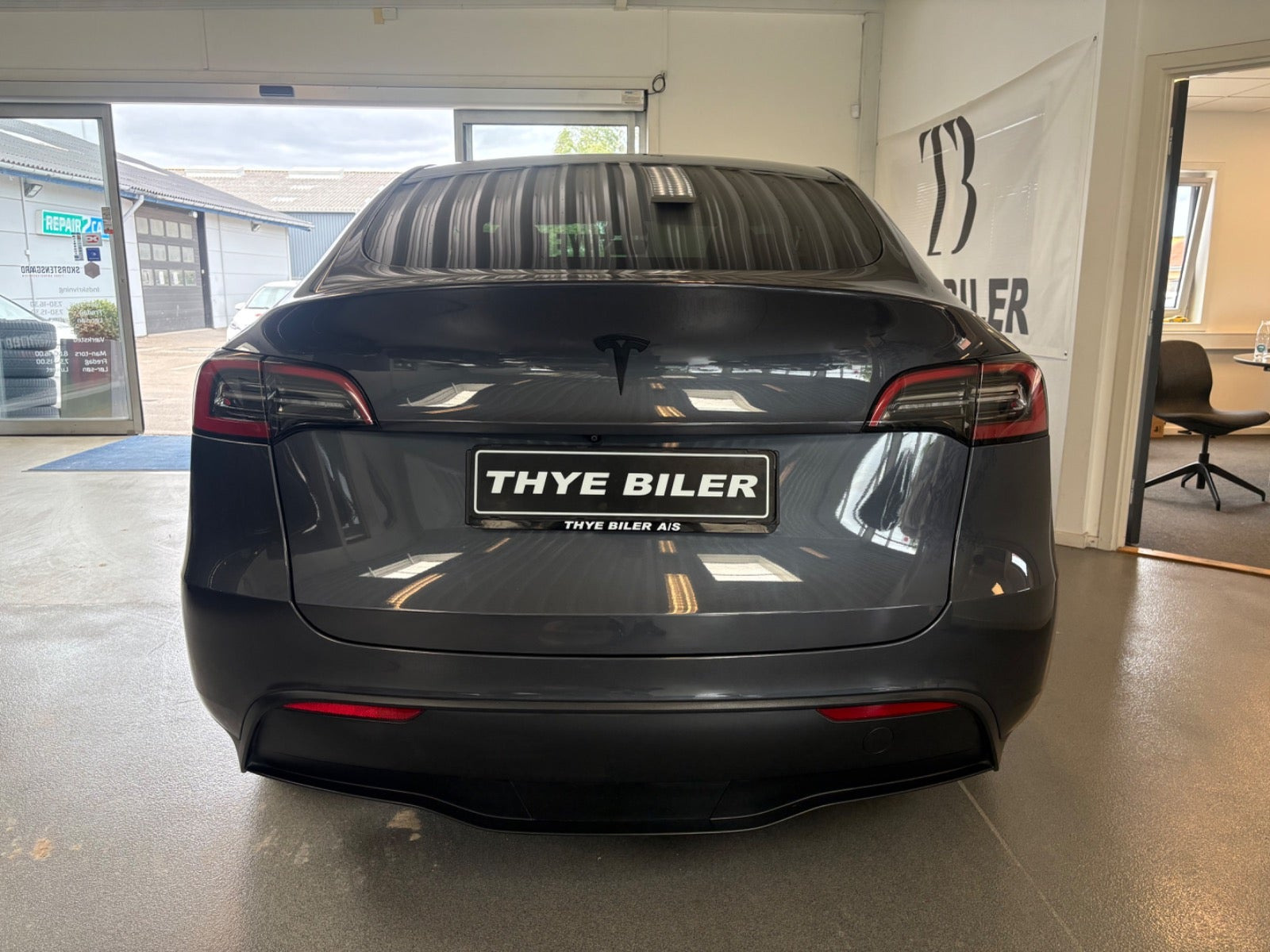 Grå Tesla Model Y fra 2023