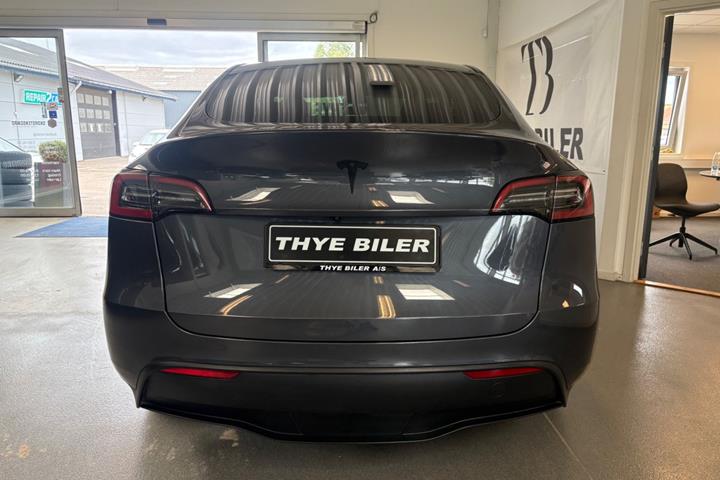Grå Tesla Model Y fra 2023
