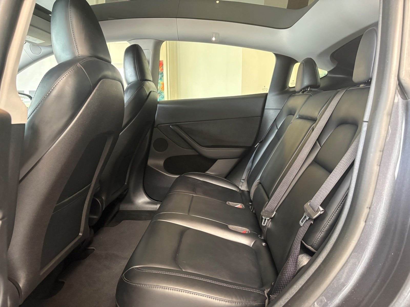 Grå Tesla Model Y fra 2023