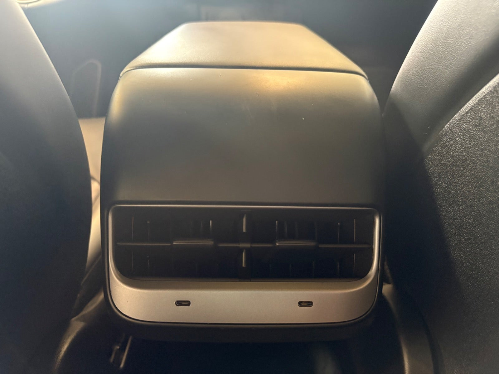 Grå Tesla Model Y fra 2023