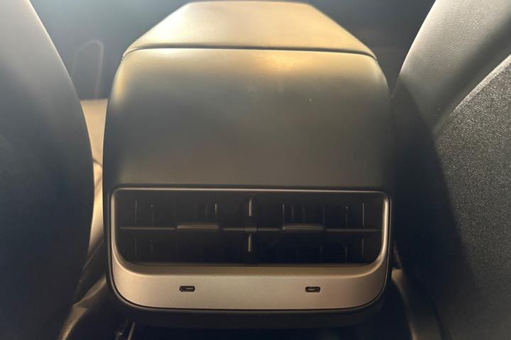 Grå Tesla Model Y fra 2023