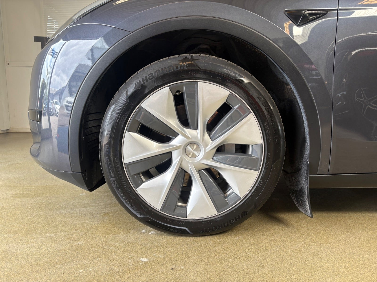 Grå Tesla Model Y fra 2023