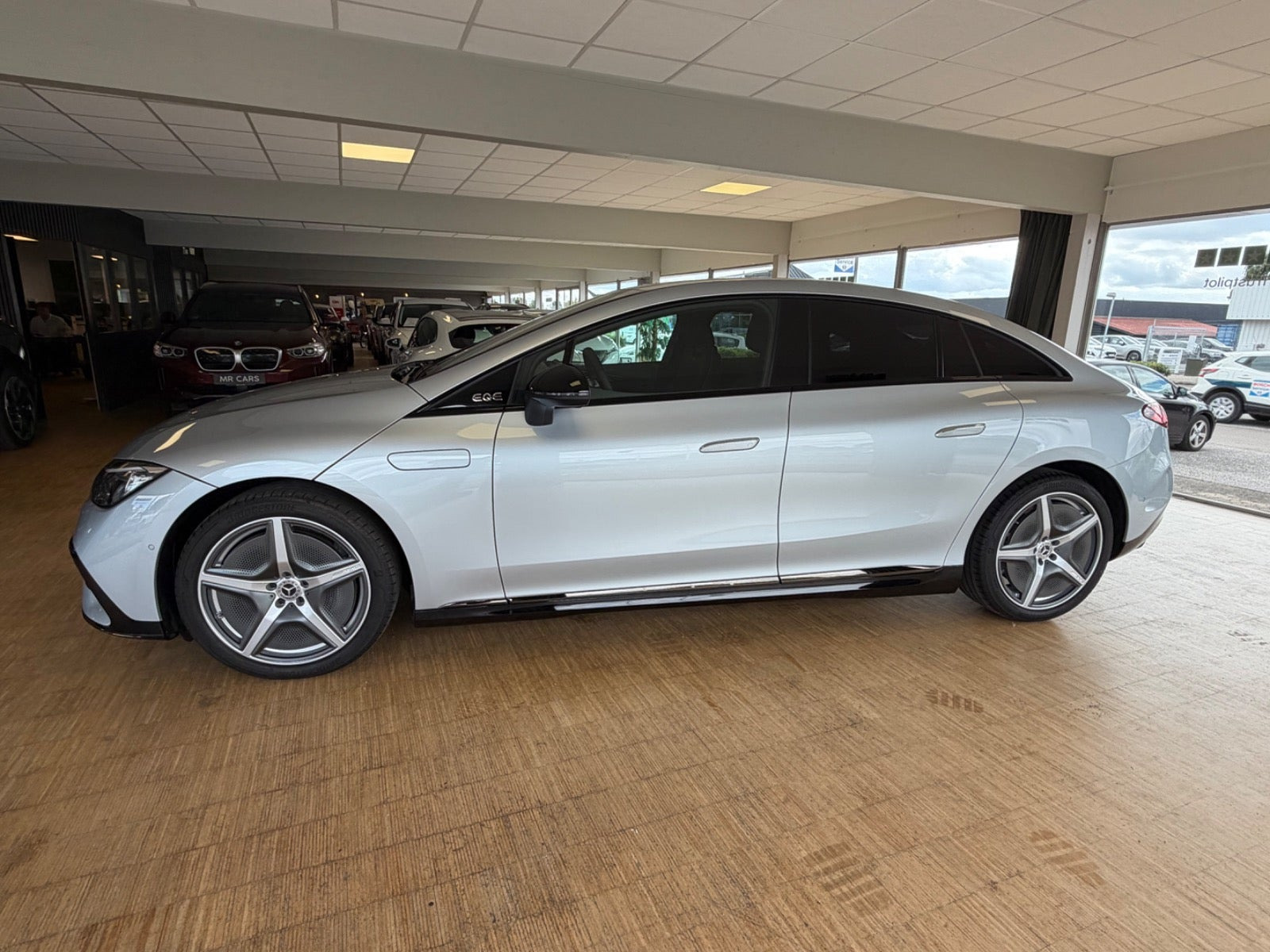 Sølv Mercedes EQE350+ fra 2025