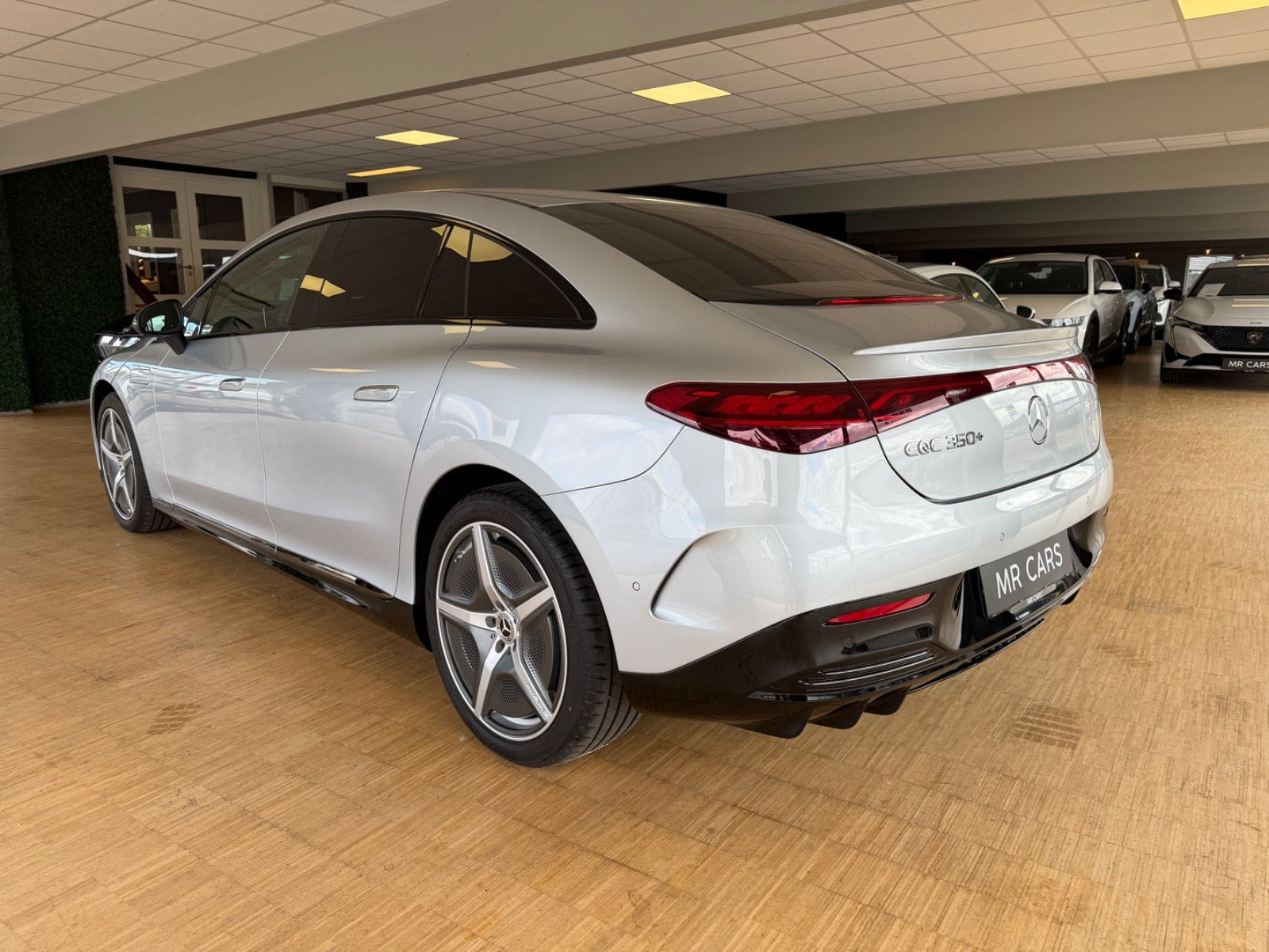 Sølv Mercedes EQE350+ fra 2025