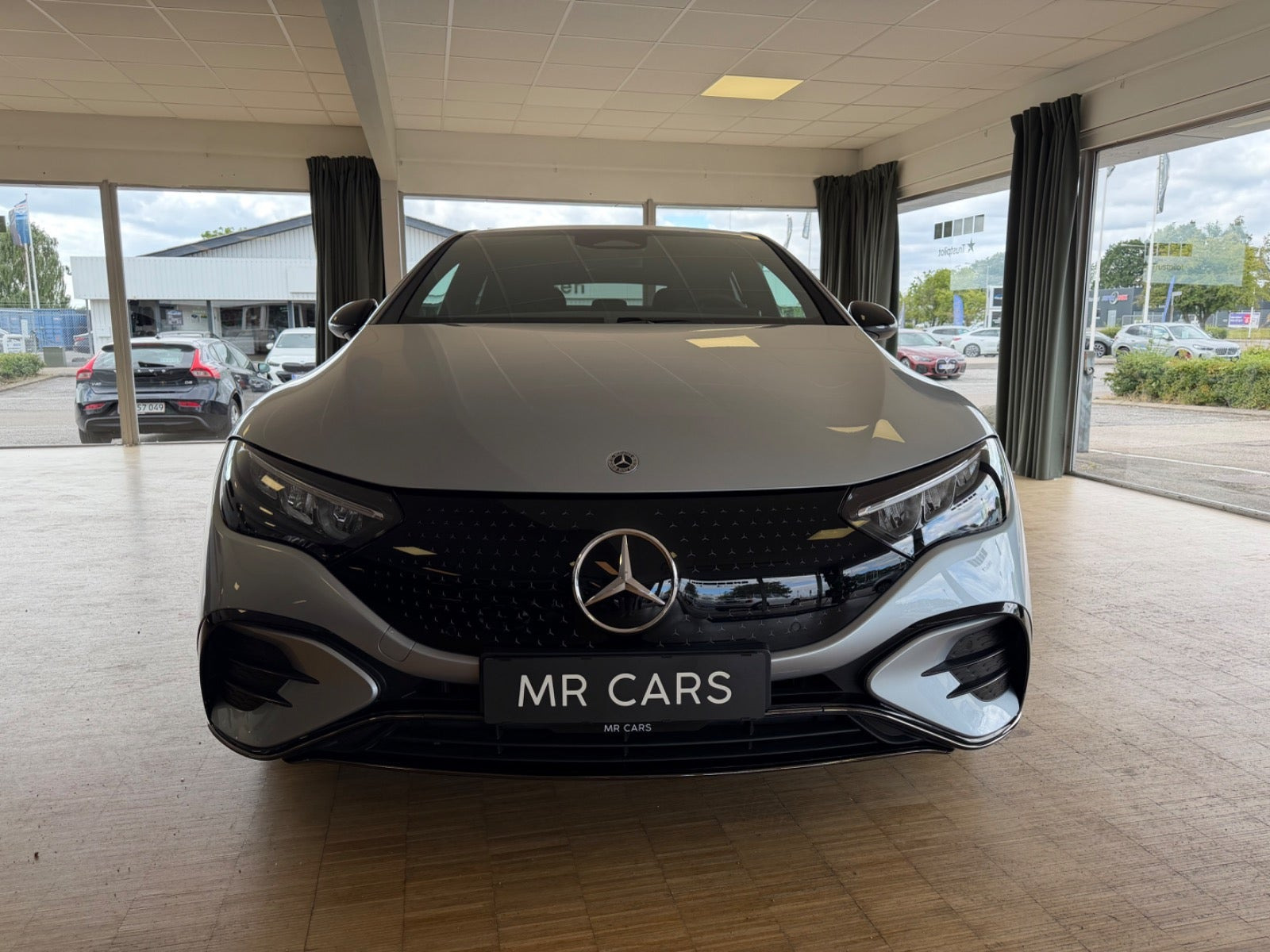 Sølv Mercedes EQE350+ fra 2025