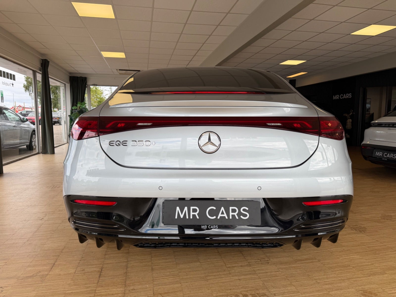 Sølv Mercedes EQE350+ fra 2025