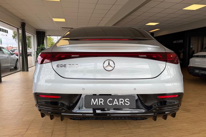Sølv Mercedes EQE350+ fra 2025