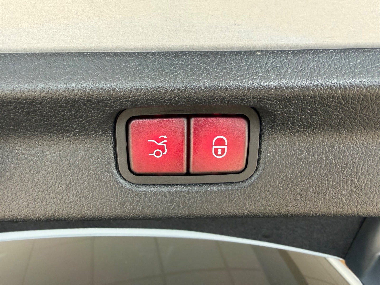 Sølv Mercedes EQE350+ fra 2025
