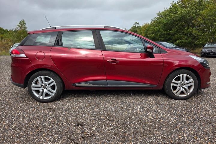 Rød Renault Clio IV fra 2018