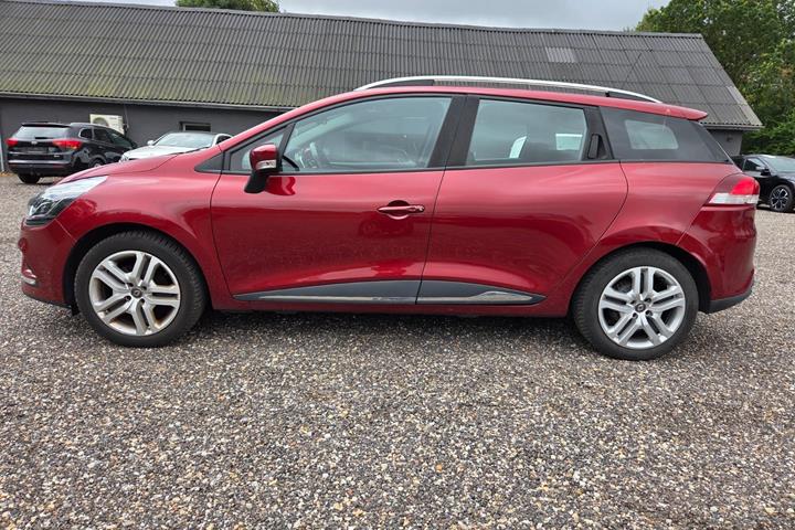 Rød Renault Clio IV fra 2018