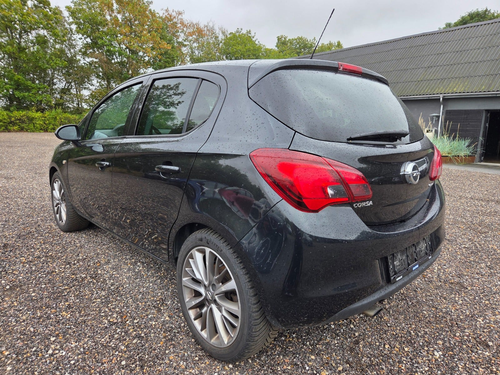 Sort Opel Corsa fra 2016