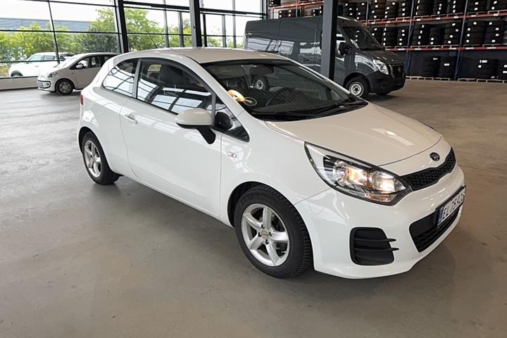 Hvid Kia Rio fra 2015 set udefra